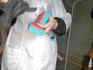 Buclatý zdravotní sestra instructing pacient handmade vagína pro.