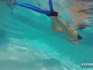 Incredibile bruna strumpet caramella swims sott’acqua