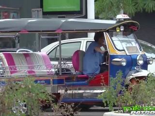 Tuktukpatrol, מַקסִים & feisty תאילנדי הלם על ידי לבן לִדקוֹר
