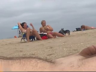 Opgewonden naar zijn seen door vrouwen bij de moment van ejaculation/nudist strand