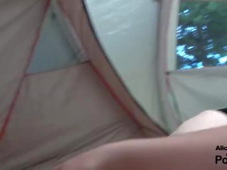 Jemagat öňünde camping : ýaşlar fuck in a tent