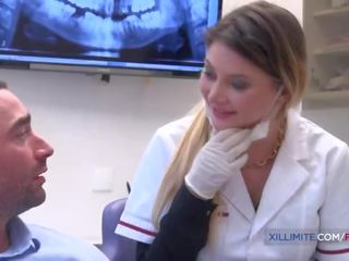 Gaišmatis dentist fucks viņai pacients