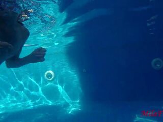 To jenter knullet høyre undervann i den basseng: tenåring porno
