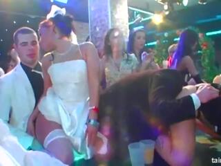 Super lascivní brides sát velký kohouty v veřejné: volný pohlaví klip 5e