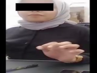 Hidżab córka z duży cycki heats jego youngster w praca przez kamerka internetowa