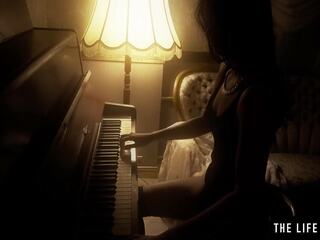 Swell paauglys brunetė vaidina jos putė kaip a pianinas keyboard