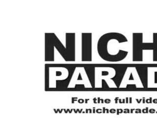 Niche parade - young&comma; competitive 色情明星 jocelyn 石 和 kira perez 进入 竞争 到 发现 出 谁 可以 领导 一 小伙子 附带 快点 同 他们的 手