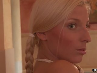 Seksi blondinke morgan moon had na najboljše analno seks video kdaj.