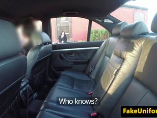Pulled prsatá spojené království hezká analized v policejní auto