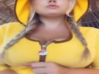 Lactation blond tresses nattes pikachu suce & broches lait sur énorme nichons rebondi sur gode snapchat x évalué film montre