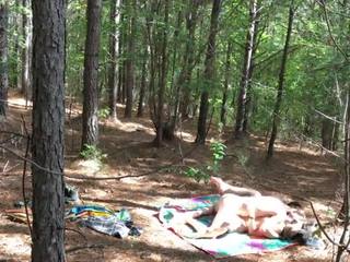 Burvīgs hippies jāšanās ārā uz the meži pie a festivāls