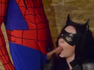 Rondborstig verkleedpartij catwoman neemt spiderman web