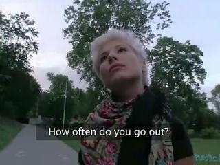 Viešasis agentas blondinė čekiškas femme fatale dulkina apie gatvė už pinigai nablog.org