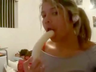 Bonita adolescente gargantas profundas un plátano en su habitación