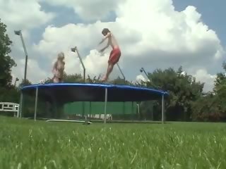 Paar edasi a trampoline